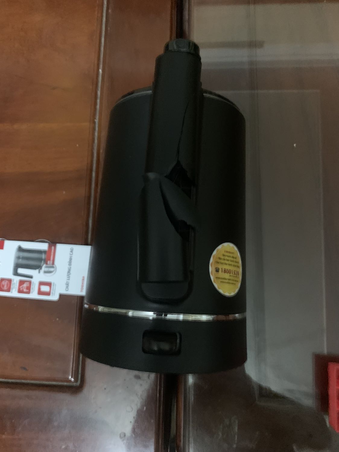 Ti ki kiểm tra cho mình với ! Nhận hàng hôm nay xong , hàng bọc đầy đủ vỏ chống sốc và đập , nhưng mở ra thì tay cầm vỡ hết rồi !