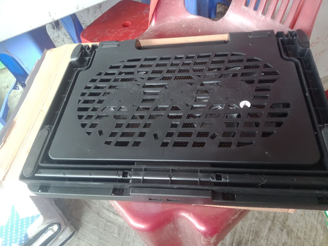 giao hàng khá chậm nhưng đóng gói rất chặt chẽ, tuy nhiên phần bọc ngoài nên cho đệm gì đó để tránh cho có vật nặng đè lên. Nhưng sản phẩm đưa đến không bị ảnh hưởng nên không sao.

về phần sản phẩm, nhẹ gọn dễ dàng cầm đi, nhưng quạt thì lực quạt nhỏ ứng chừng kiểu man mát chứ không mạnh lắm, bật lên thì có đèn. Vì mới nhận nên chưa sử dụng nhiều nên không thể đánh giá chất lượng sử dụng có bền hay không cho sau này, qui chung cũng tạm ổn nên 4* vì k hài lòng với lực quạt cho lắm