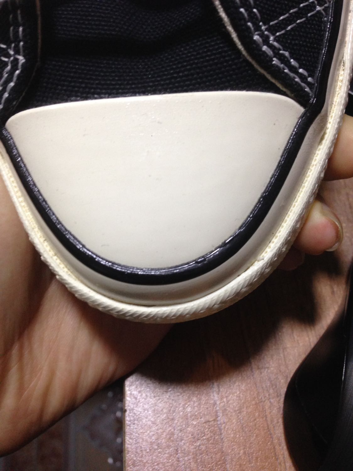 Đôi giày mà mình mong ước khá lâu cuối cũng cũng sở hữu được , giày đẹp , đúng như trong ảnh , nhưng mình lại khá hụt hẫng khi đôi giày của mình mắc 1 lỗi nhỏ là ở mũi giày bên trái , miếng bọc mũi lại hơi thừa thừa ra và có một phần keo bị thừa , chỗ phần mũi thừa bị keo dính lại làm mình không chắc có thể vệ sinh được cái khe ở vùng đó hay không