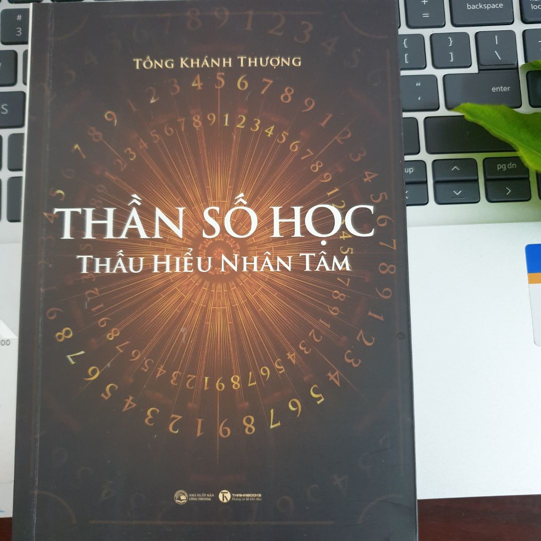 Sách mang tính chất tham khảo về những con số ứng nghiệm với cuộc sống, tính cách của mỗi con người. Bằng các phép tính toán ngày sinh và họ tên ứng với từng con số, sau đó có những nhận xét, đánh con người cụ thể qua các bộ chỉ số. Tài liệu mang tính chất tham khảo một phần nhỏ trong tổng thể cách đánh giá, cho điểm một người ở một khía cạnh nào đó.