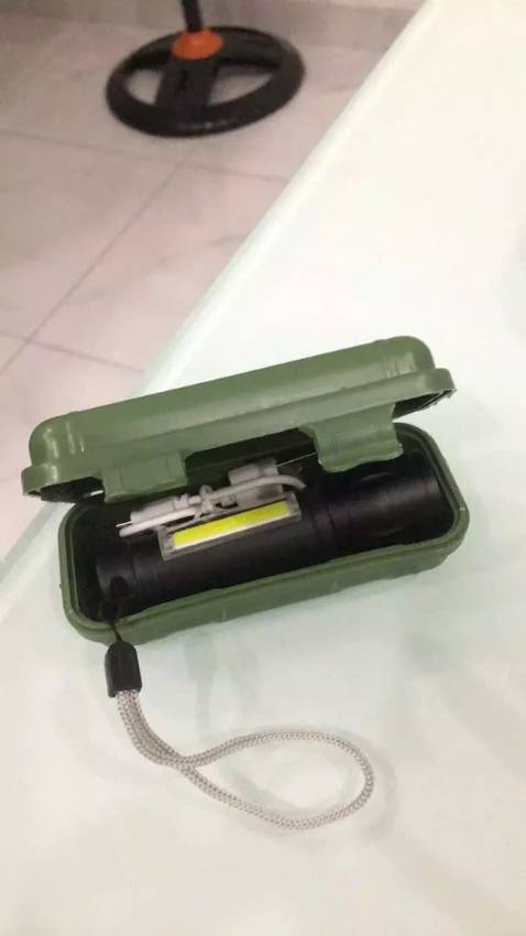 Đèn pin giá hạt dẻ, mà rất tinh tế nhỏ gọn để cầm tay mang theo để trong túi hoặc trên ô tô khi cần rất tiện. Giao hàng trong tp hcm nhanh.