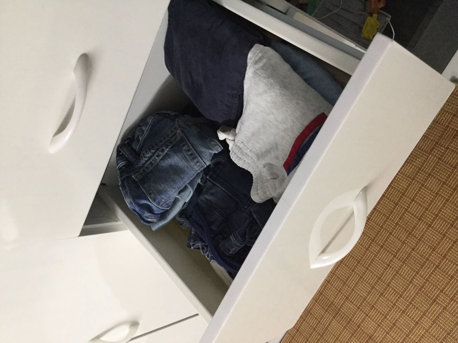 Tủ nhựa các hộc màu ko được đồng nhất, các hộc ko được khít lắm nhưng kéo nhẹ, thích hợp để đồ trẻ e, thanh treo chắc chắn treo nhiều đồ mà ko bị cong. Tủ hôi nhựa rất nồng,hít mùi này nhiều ko tốt, tốt nhất nên lau dọn xong mở tủ  cho bay hết mùi rồi mới sd