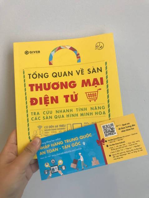 Trên tay trọn bộ bí kíp Kinh doanh online, nhận bộ sách mà vui khôn tả. Đầu tiên là shop giao hàng rất nhanh, mới đặt hôm trước mà hôm sau nhận được liền, đóng gói chắc chắn, mỗi cuốn sách đều được bọc màng bảo vệ, rất là ưng luôn. 4 cuốn, có 1 cuốn in màu, đọc sơ qua cảm thấy rất thích thú, sách trình bày ngắn gọn súc tích, dễ hiểu, từ tổng quan khái quát về Thương mại điện tử đến phân tích chi tiết, cầm tay chỉ việc, hướng dẫn từng bước thực hiện, rồi còn có cả cuốn cẩm nang để tra cứu các tạo và quản lý cũng như tiếp thị trên các sàn TMĐT nữa. 
Thật là, đúng cái mình đang cần đây rồi, phải note vô sổ tay lên kế hoạch ngay mới được. Mong tác giả sẽ cho ra nhiều quyển sách hữu ích như này nữa, sẽ ủng hộ tiếp.