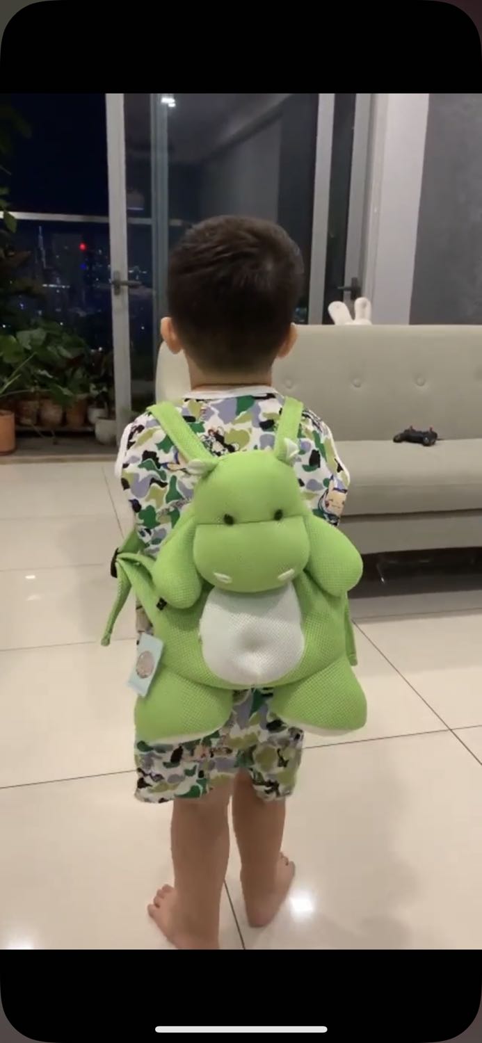 Chiếc cặp hà mã xinh xắn, chắc chắn. Em bé tên hà mã mà có cặp hà mã đeo nên vui lắm! 
Mình mua tặng bé đeo đi học thích ghê luôn.