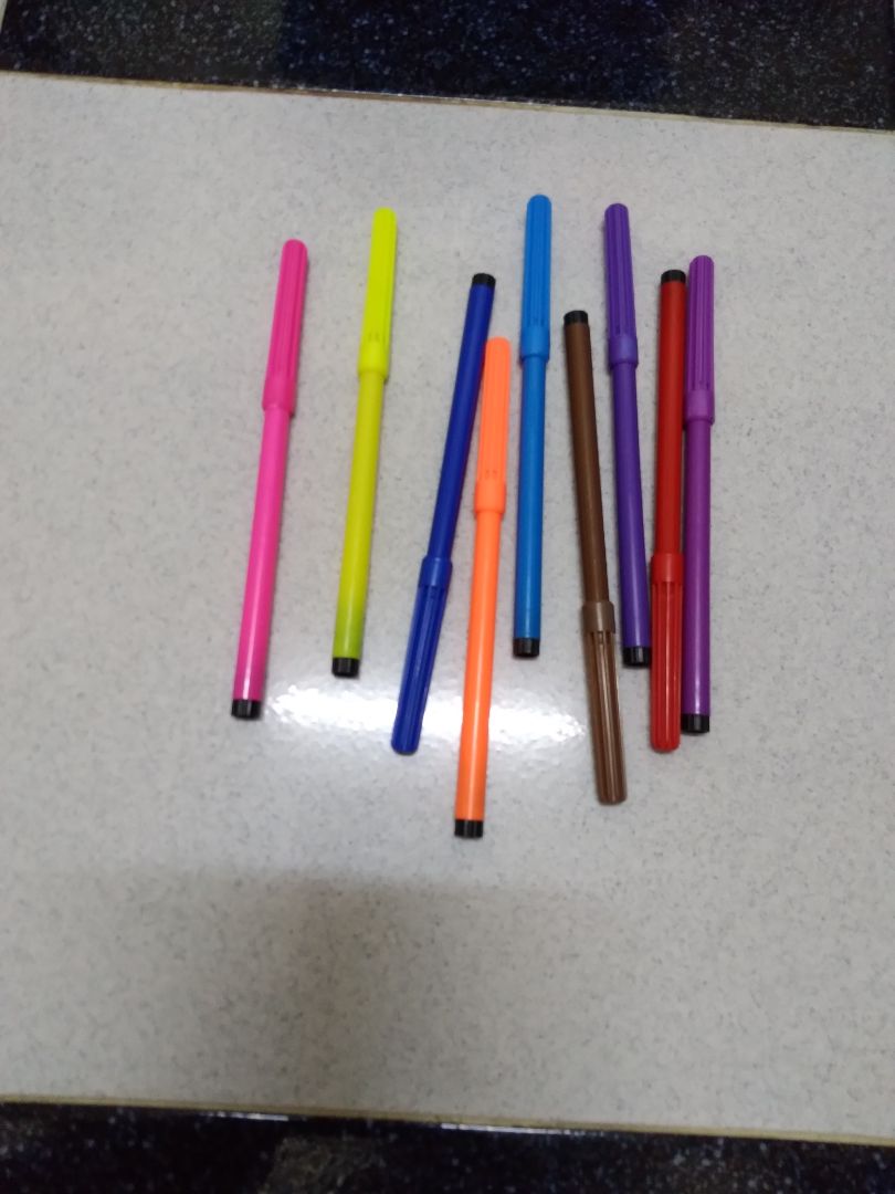 Bé nhà mình rất thích sản phẩm này. Dễ thương. Bộ đèn chiếu, màu tô, cục tẩy, thẻ hình. Nên mua cho bé chơi.