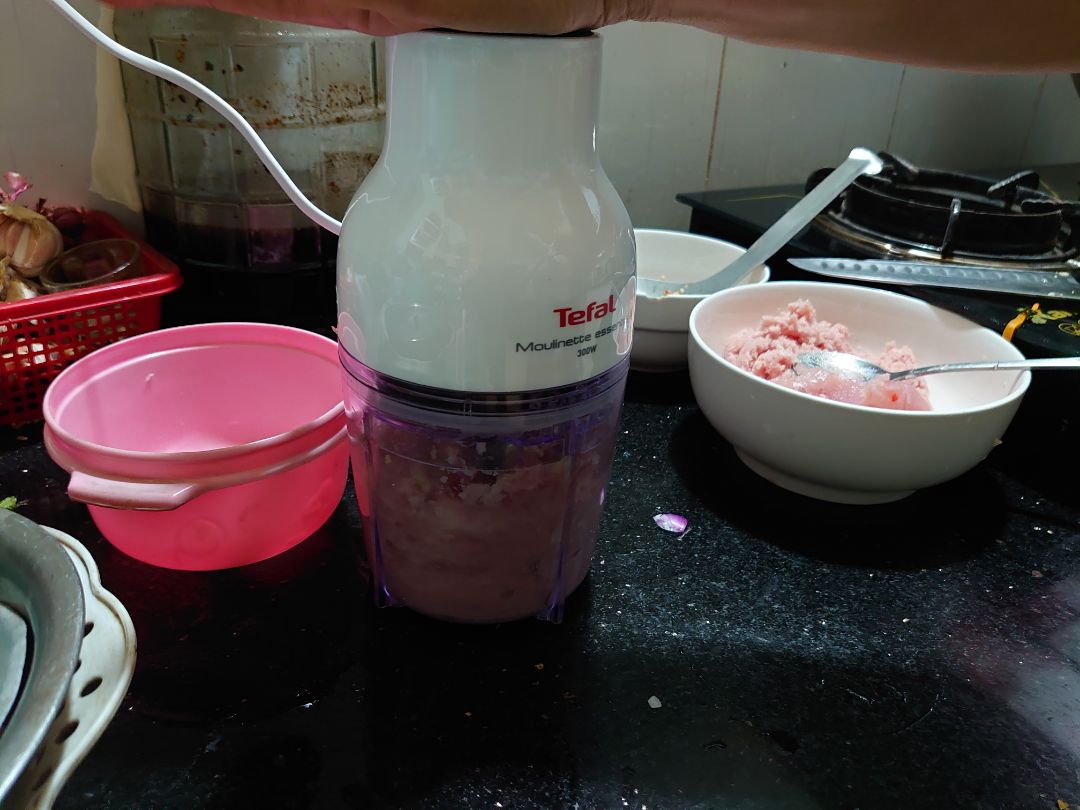 Động cơ máy tốt và chạy rất mạnh. Nhưng phần chứa làm bằng nhựa chứ không phải là thủy tinh cường lực là 1 điểm trừ. Ngoài ra với một mức giá gần 1 triệu có vẻ nhà sx hà tiện khi chỉ cho dung lượng phân thân chứa chỉ 400ml so với các sp khác trên thị trường tầm giá 700k có thể tích chứa lên tới hơn 1l như vậy sẽ tiết kiệm thời gian xay vì thao tác mở ra lắp vào nhiều lần có thể khiến làm đổ thức ăn