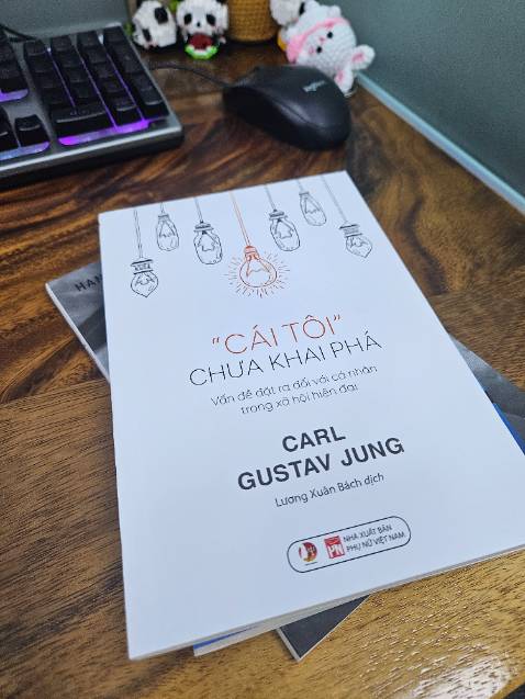 Sách đẹp, in rõ nét. Thơm mùi kiểu bạc hà hơi lạ lạ. Giao hàng nhanh