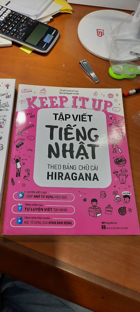 Mua sách mùa sale nên rất hời, nội dung khá tốt rất thích học cho người cham chỉ để học chứ mình lười quá học chơi chơi thì ok học để đi làm đi du học thì cần tìm hiểu rất kĩ nói chung là sách ok lắm. Tuy nhiên trong quá trình vân chuyện sách bị móp nên mình rất tiếc mình muốn đánh giá 4* nhưng mình đã suy nghĩ lại vì đây chỉ là việc nhỏ k đáng lo mà mĩnh vẫn mong bên giao hàng và bên đóng gói cẩn thẩn hơn để mình có thể tiếp tục ủng hộ 
cám ơn mng đã vất vả trong mùa dịch thế này giữ giìn sức khỏe nka iu iu