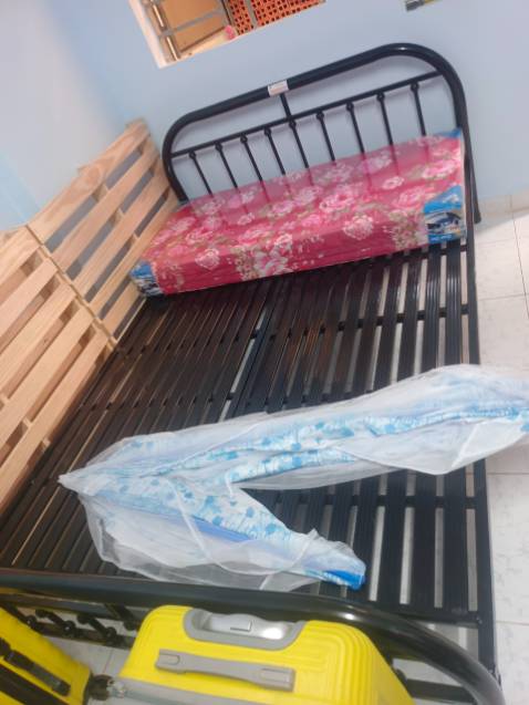 Kiểu dáng đẹp lắm nhìn tinh tế, màu sắn sơn bóng nen cảm giác không bị tối, giường rất đẹp