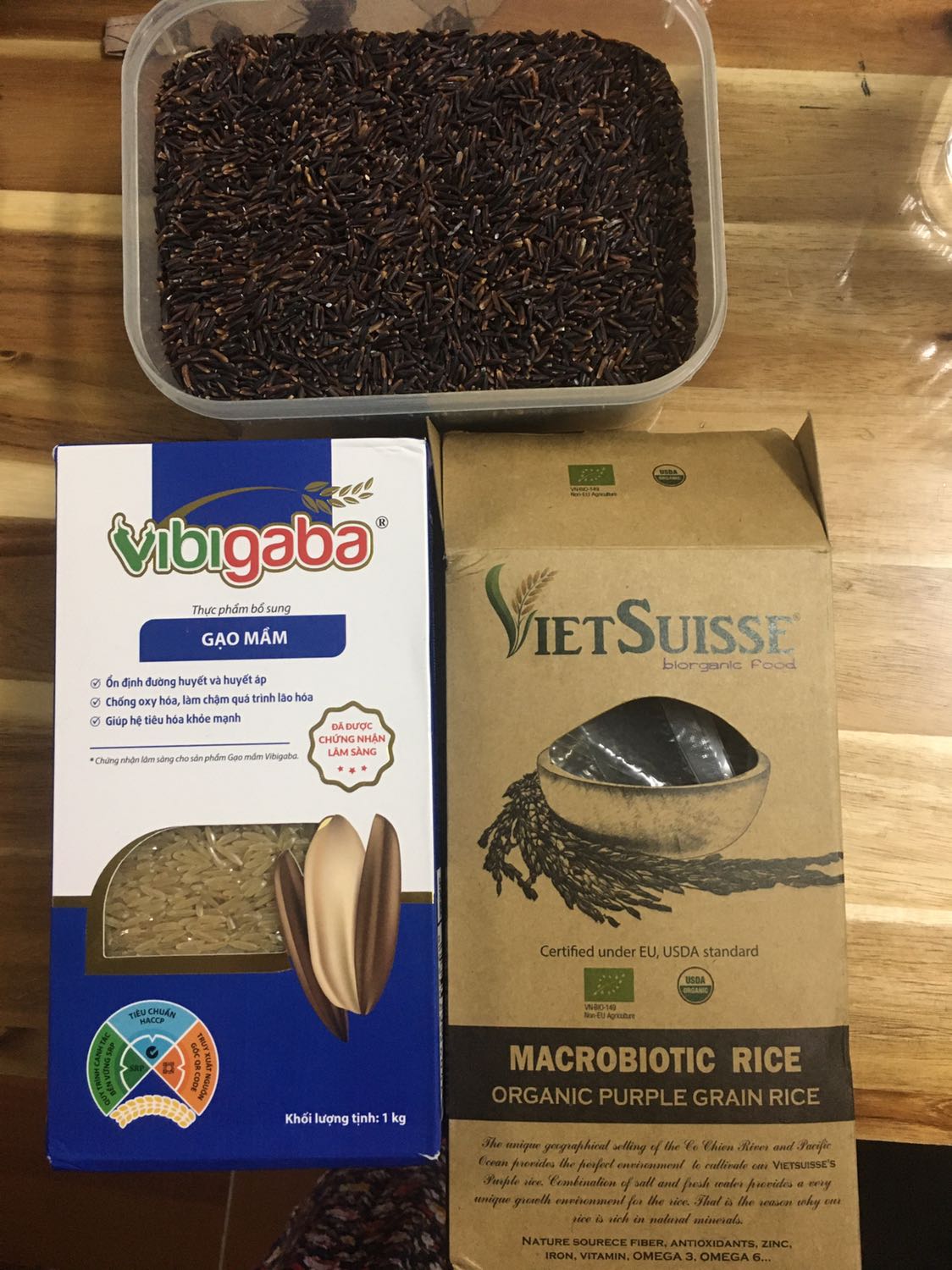 1. Nhận xét về shop: đóng gói sản phẩm ghi sai *** của khách (đổi vị trí 1 số), khiến bạn ship giao hoài ko được, vì gọi số sai đổ chuông nhưng ko ai bắt máy. Khách hàng thì thấy hệ thống báo liên hệ không được (dù Ko nhận được cuộc gọi nào), nhờ Tiki hỗ trợ cũng không tìm ra nguyên nhân luôn. Làm cái đơn hàng gần 1 tháng trời mới nhận được.
2. Nhận xét về anh ship: rất nhiệt tình và trách nhiệm, không liên hệ được thì tìm gọi cửa tận nhà luôn. Cả 2 cùng Kiểm tra mới phát hiện ra shop ghi sai số *** khách, khổ thân anh ship.
3. Nhận xét về gạo: rất tốt, ngon cực kỳ, ăn rồi ghiền luôn, ko ăn được gạo thường nữa. 
Gạo này mình nấu nồi Nhật có chế độ nấu GABA, còn không biết nấu nồi thường thì ăn như nào. Ăn rất dinh dưỡng, ăn 1 chén là no. Đóng gói kỹ càng, thơm, xịn.