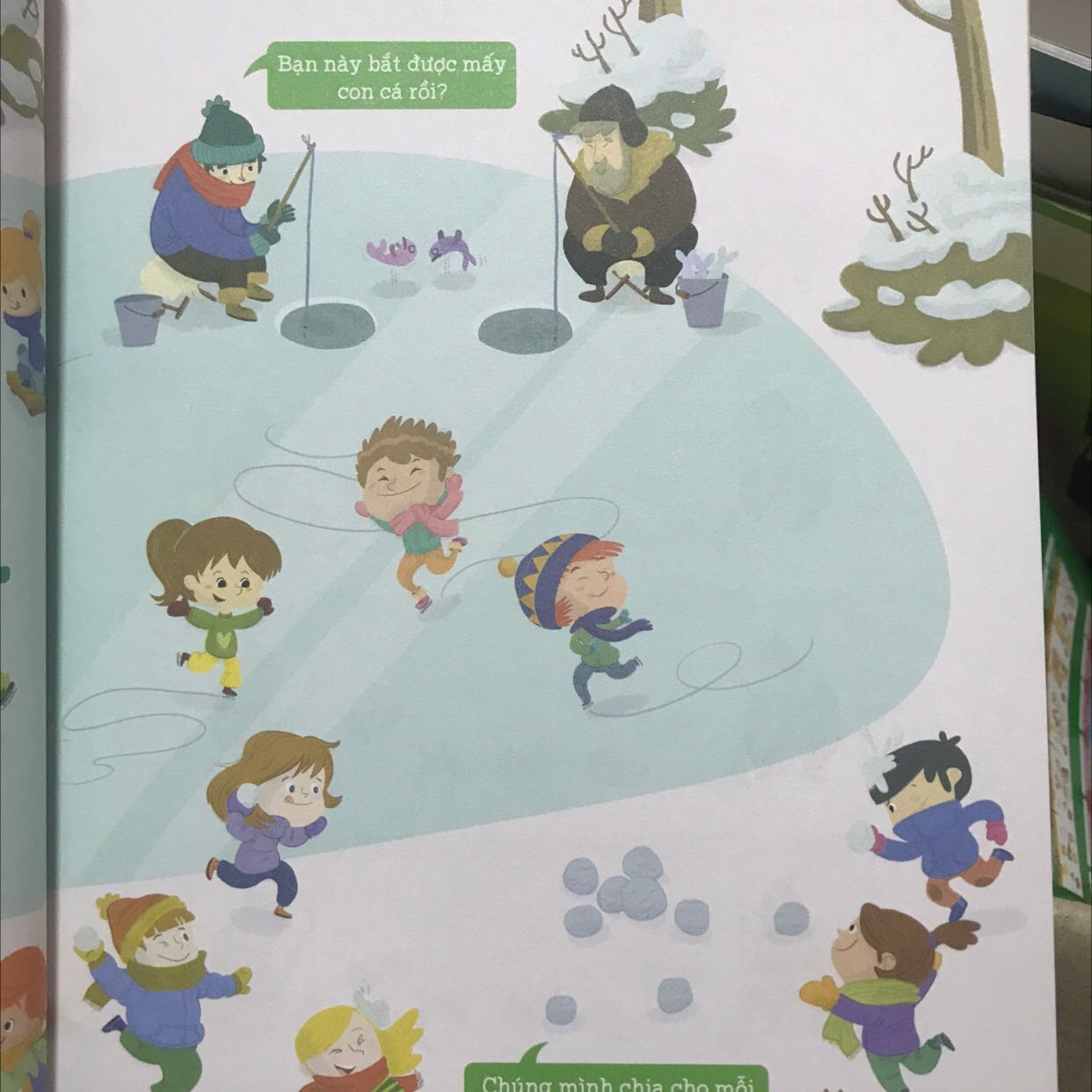 Sách khổ to, dày. In màu sắc nét phù hợp với trẻ nhỏ. Nhiều bài tập. Đa dạng các hình thức câu hỏi và trả lời. Có cả hình dán vừa chơi vừa học. Rất đáng mua