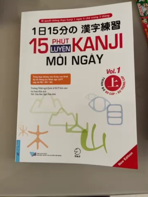 Chất lượng giấy tạm ổn - so với giá này thì mình nghĩ giấy phải láng mịn dai hơn & in màu hình ảnh minh hoạt
Nội dung : nếu có thêm mũi tên chỉ hướng cho chữ viết thì OK hơn
Ít hình ảnh minh hoạt