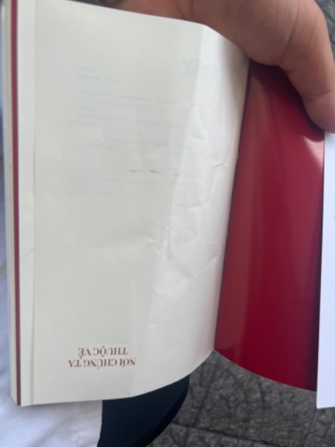 Tình cờ một buổi chiều đọc được bài viết cảm nhận của chị Diễm Trần về cuốn sách nên đã đặt về đọc. Nội dung rất lôi cuốn nhưng bị ấn tượng về ban đầu khá thất vọng về hình thức bên ngoài là sách bị nhăn 🥲 khá là tiếc về mặt này nên xin phép đánh giá 4 sao.