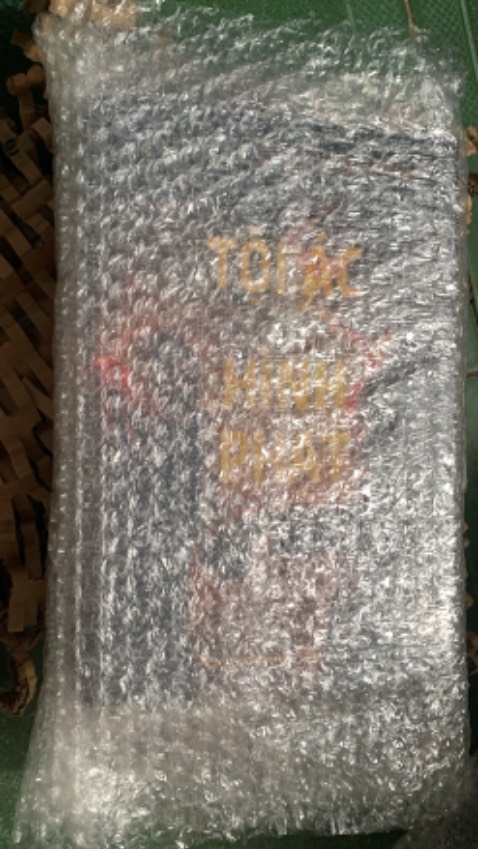 Tiki xác nhận và chuyển hàng siêu nhanh, đóng gói kĩ-bọc mút cẩn thận nên nhận hàng không có vết cấn móp nào. 
Sách bìa cứng, dày. Mình mua đợt giảm không nhiều nhưng nhận sách vẫn thấy đáng tiền.