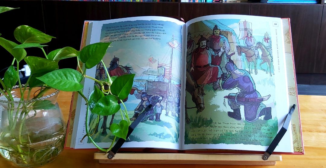 "Đứng trước các vị trưởng lão râu tóc bạc phơ, Thượng hoàng hỏi: “Nên hòa hay nên chiến?”. Lập tức cả ngàn tiếng nói cùng hòa làm một trong khí thế tưng bừng, tất cả hô vang: “Quyết chiến, quyết chiến". Lòng can đảm và ý chí quật cường của các bô lão làm nức lòng triều đình cùng dân chúng. Hội nghị Diên Hồng mãi mãi là tấm gương sáng về lòng yêu nước nồng nàn và tinh thần đoàn kết chống lại kẻ thù xâm lược của nhân ta."
Sách nhiều hình ảnh màu đẹp thu hút các bạn nhỏ yêu thích lịch sử. Chất liệu giấy in dày, bóng mượt. 
Tiki đóng hộp sách cẩn thận, giao hàng nhanh hơn cả mình đi nhà sách mua 😋. Nhân viên giao hàng chuyên nghiệp. Likes & Thanks!