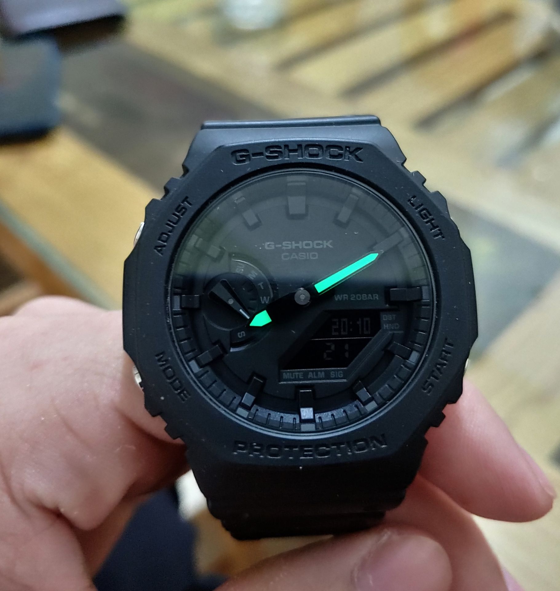 Khỏi bàn. Quá đẹp. Nhẹ. BH 5 năm. Nhưng mà có vẻ đồng hồ vừa tay tầm 16-17. :v tay mình 20 nên đeo trông hơi nhỏ. Với bản này tối hơi khó nhìn.😆