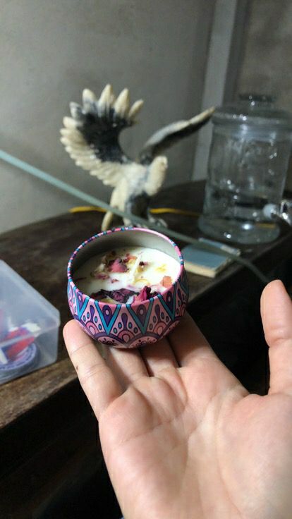 Có mùi thơm nhẹ mùi oải hương. Đốt hơn nửa thì có mùi thơm đậm. Cháy tầm 4h giờ. Sản phẩm phù hợp giá tiền.