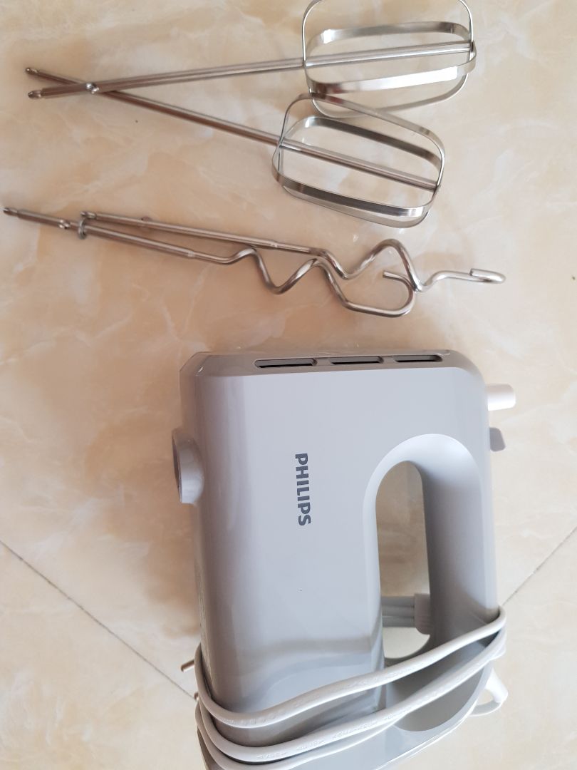Mình mua máy HR3750 lúc đang sale còn 529k, lúc nhận hàng gồm 1 thân máy, 2 lồng đánh trứng dày và 2 que trộn bột. Máy có 5 tốc độ. 1 số máy đánh trứng khi dùng phải ấn giữ nút bấm rất bất tiện, nhưng máy này của Philip chỉ cần bật công tắc là đc. Thân máy nhẹ hơn 1 số hãng nên khi đánh trứng lâu sẽ đỡ mỏi tay hơn. Máy chạy êm. nói chung rất ổn, m.n nên mua nhé.