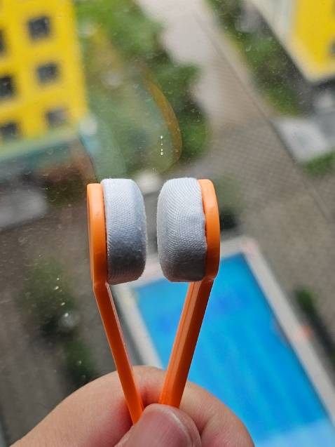 Cứng ngắt, xịt nước xong lau loang lổ, phải lấy khăn lau lại. Hơi phí tiền mặc dù có 6k. Cứng ngắt, xịt nước xong lau loang lổ, phải lấy khăn lau lại. Hơi phí tiền mặc dù có 6k.