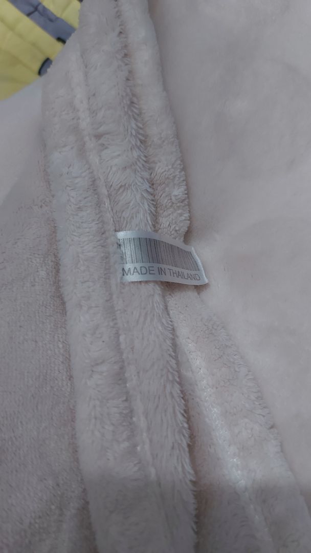 trước mua 1 chiếc mền màu hồng của shop rất đẹp.made in thailan.lần này mua thất vọng shop quá.ko thấy tem nhãn đâu.đứt chỉ,may chắp nối.mỏng te lông thưa vuốt lông rụng ra đầy,sợi lông pha nilon nhiều...video quảng cáo thì mền made in thailan nhưng giao khách hàng chợ may gia công.shop làm ăn kiểu lừa người vậy