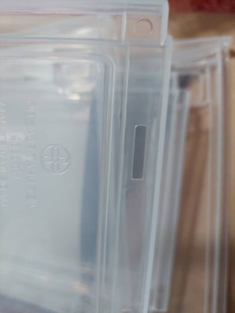 Đóng gói khá là kĩ lưỡng nhưng vẫn có 1 hộp bị gãy chốt đóng nắp, 3 hộp bị sứt mẻ nhỏ (mình đã dán băng keo lại dùng tạm). 
Hộp khá là to, có thể nhét vừa 2 đôi giày búp bê trong 1 hộp (giày mình size 37), đựng sneakers vẫn dư chỗ đối với giày của mình.
Giao hàng chậm hơn 1 ngày so với dự kiến. 
Nói chung ổn, chất liệu như trong như hình, chỉ là có 1 ít hỏng hốc do vận chuyển có thể chấp nhận nên mình cho 4 sao.