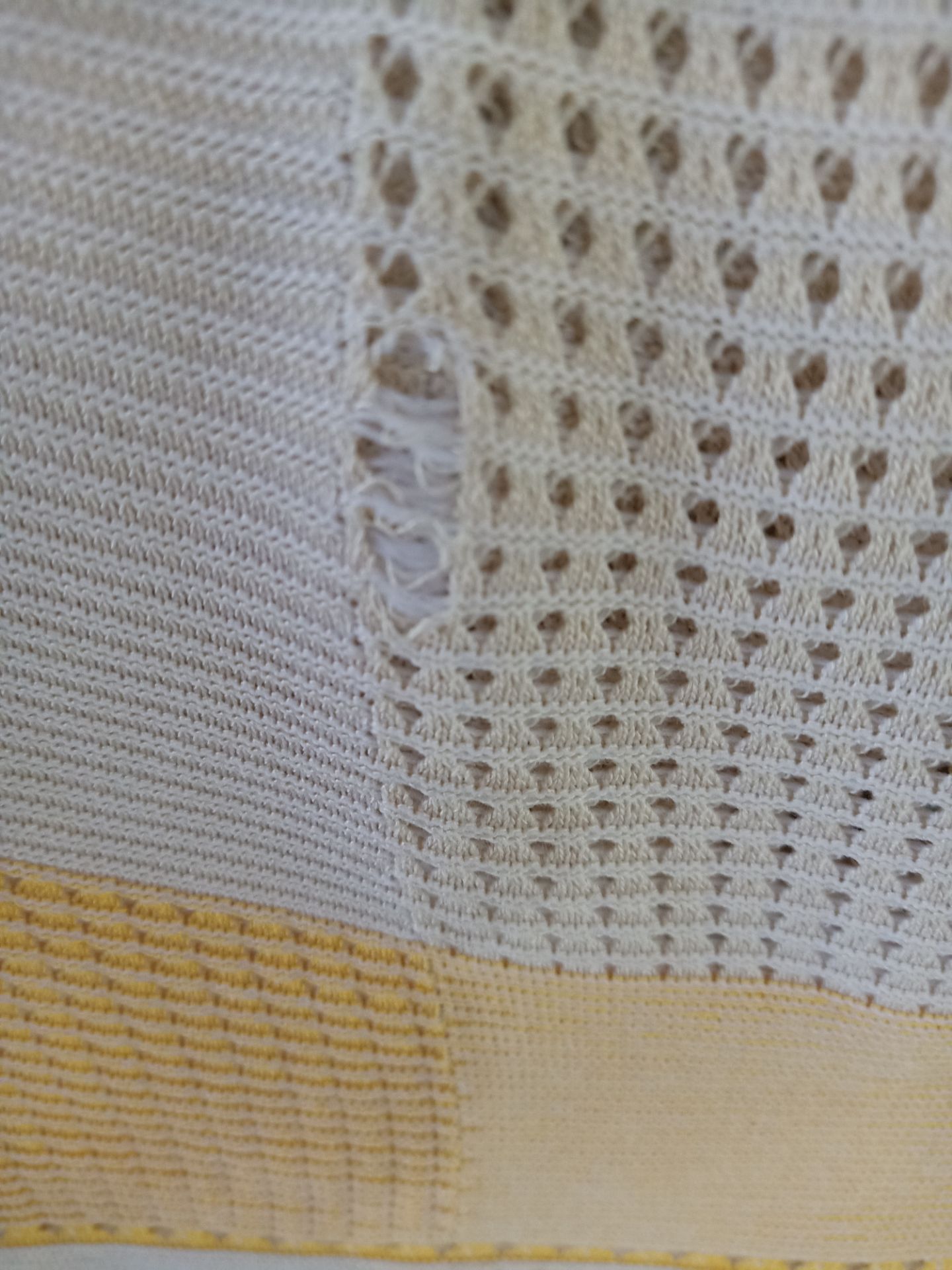 sản phẩm này bên shop đưa bị rách,tưa chỉ ở phía trước bên phải, vậy sao mặc được đây?? nhờ shop đổi lại dùm