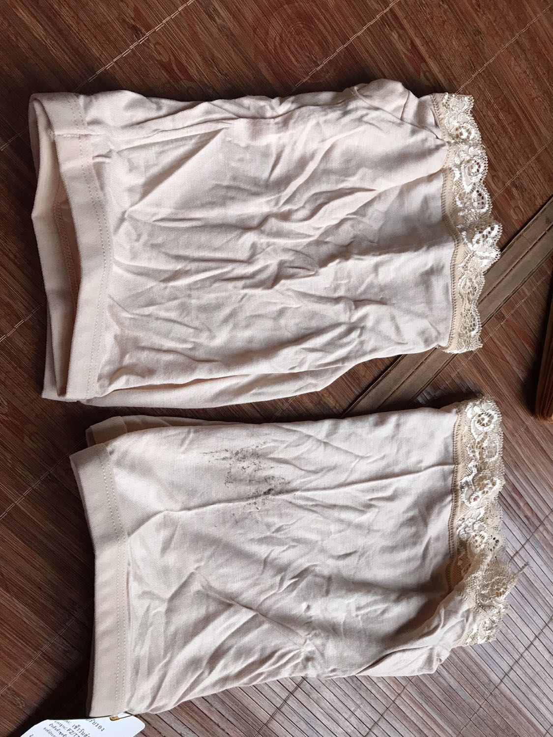 Chất vải thì cảm nhận là mềm mịn nha các bạn! 

Combo 3 nhưng mình nhận được có 2 sp, 1 chiếc còn bị dính băng keo :(( feedback để shop chú ý lần sau nhé. Cả cái túi đựng đồ nữa lem nhem quá :( 

Vì đổi trả hơi mất thời gian nên thôi mình dùng và ko đổi lại nữa thiếu cũng thôi đi!