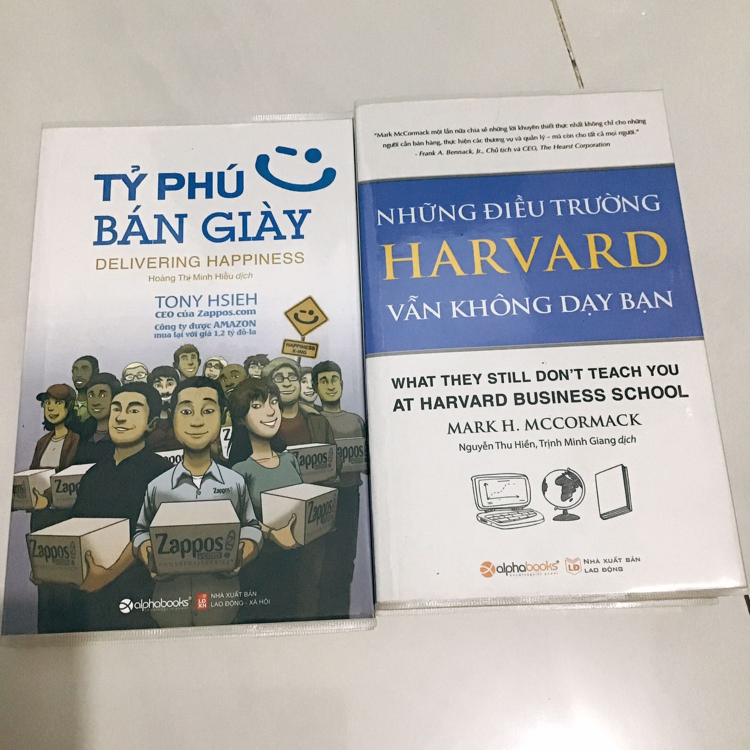 So với cuốn tỷ phú bán giày thì cuốn này khá cũ. Chắc cũng tồn kho lâu đấy. Cũng do sách dày và giá hơi chát chăng. =))