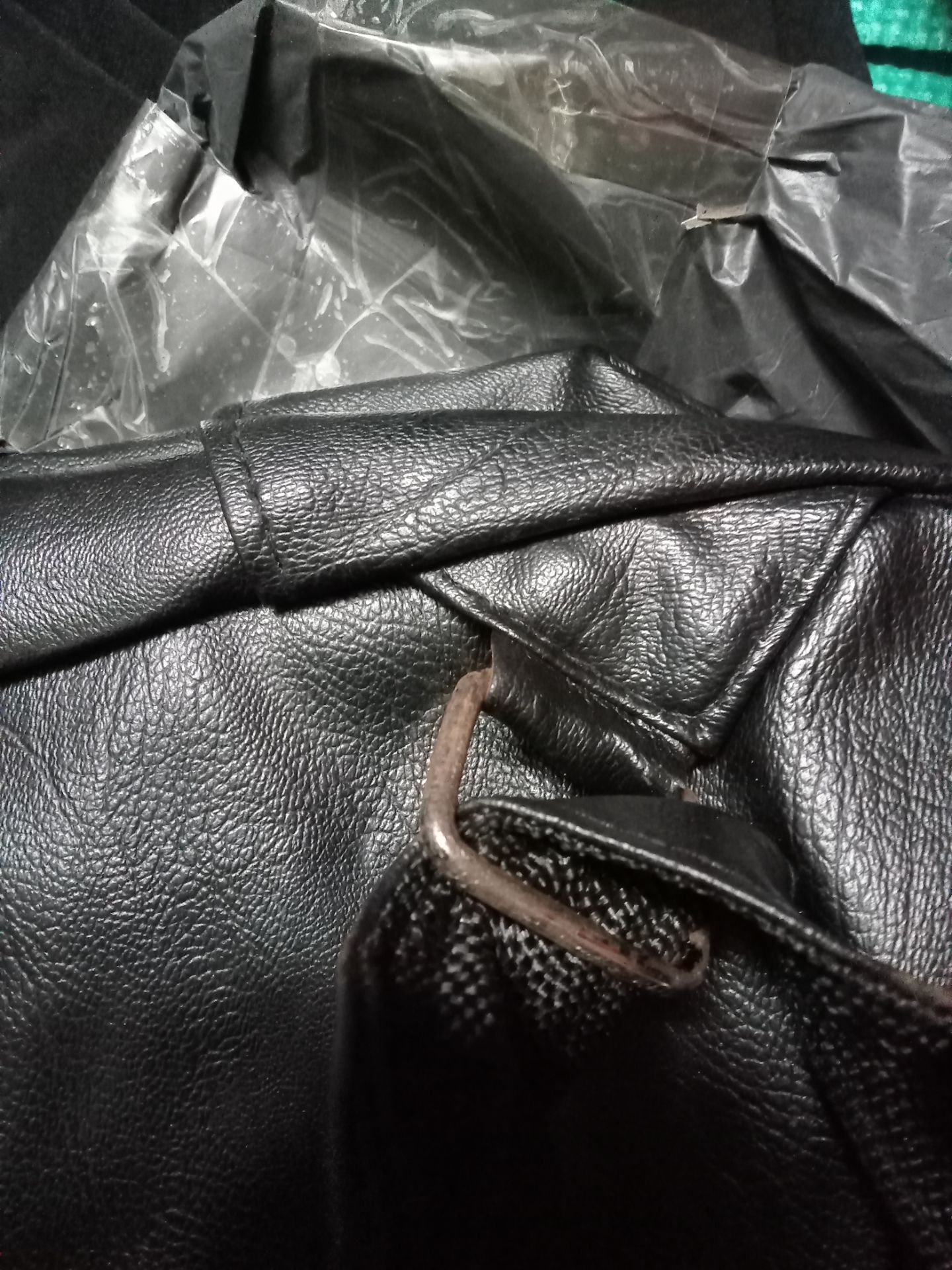 khóa hỏng ko có móc kéo.. các khóa ty thì rỉ