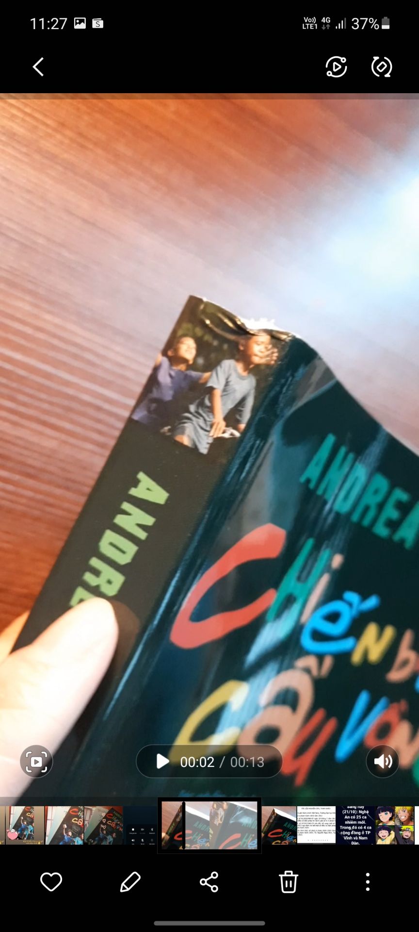 Đợt này mình đặt 3 sách thì sách này có vẻ ok nhất về hình thức. Còn 1 sách Chiến binh cầu vồng bị móp 1 góc to dễ sợ nhìn xấu hẳn luôn ạ. 
Về nội dung thì có vài đoạn trong sách khiến mình khá là ba chấm 🙄 Mặc dù HE nhưng cảm giác Miền và Phúc gần như đã phản bội Vinh rồi ấy :< Mình thấy khá là cấn đoạn này. Tuy nhiên mỗi người một cảm nhận nên mn cứ đọc thử nha.