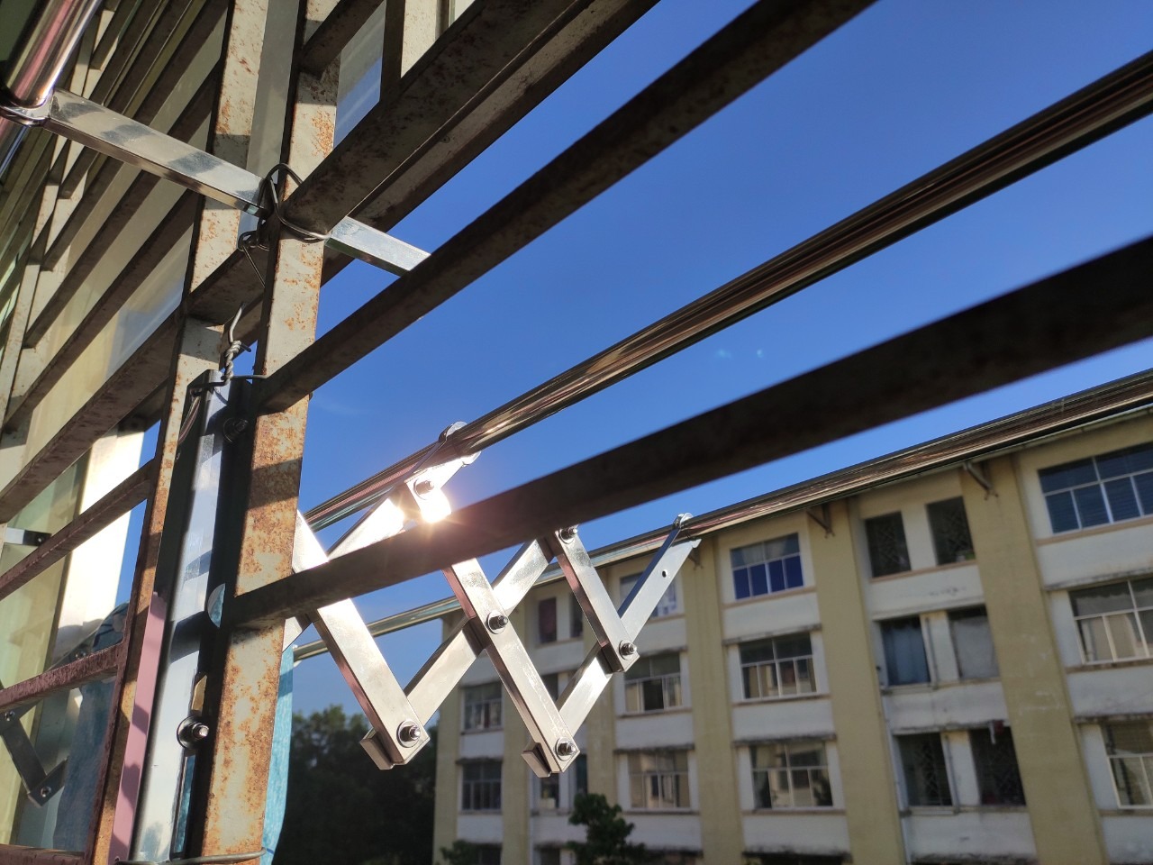 Giá Phơi Đồ Inox Co Giãn Thông Minh Prota - 120cm được làm bằng inox chắc chắn, tiện lợi, thích hợp cho chung cư, nhà có không gian nhỏ, trong hình do nhà mình phơi ngoài cửa sổ nên mình tháo bớt ra 1 cây, chỉ có 1 điểm trừ là các thanh phơi làm gần nhau quá, nên được thanh ngoài cùng, còn lại thì chỉ phơi được khăn thôi.