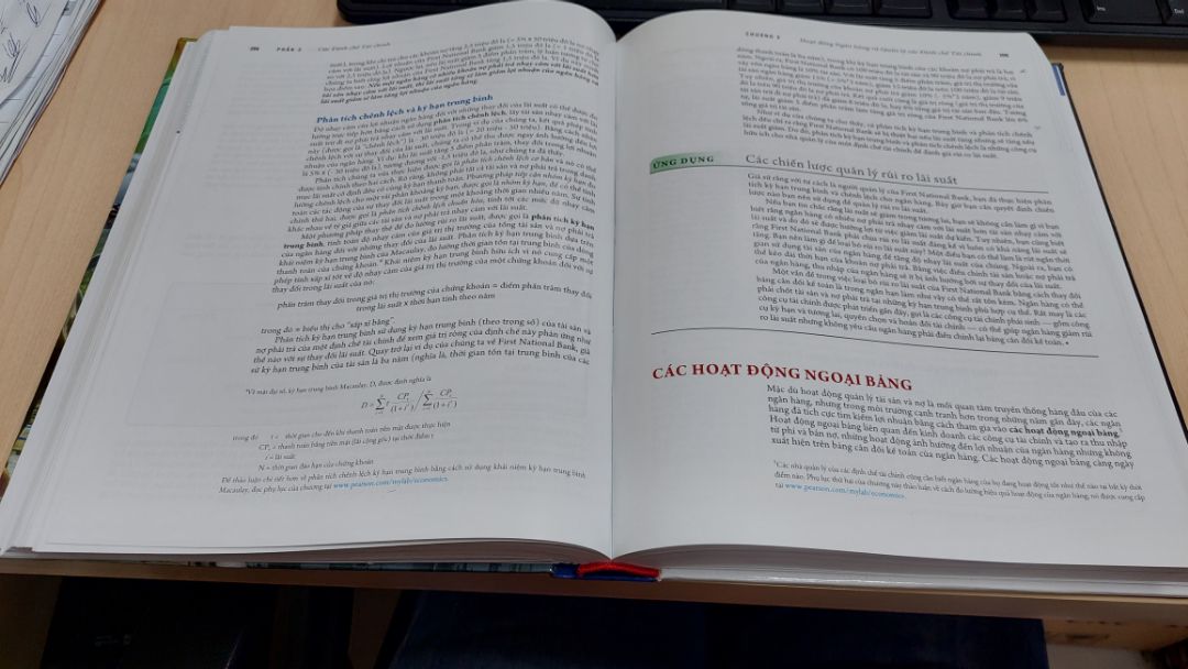 Một sản phẩm tốt cho người đọc phổ thông muốn tìm hiểu về các vấn đề kinh tế vĩ mô tài chính , ngân hàng lý giải các chính sách  tài khóa , tiền tệ của chính phủ. Sách bìa cứng in màu đẹp.