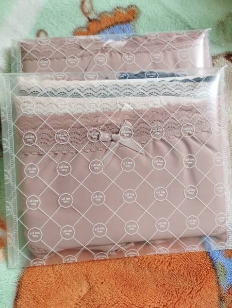 Quần chất su lạnh cực thích luôn, số vào mát mịn, viền ren rất mềm mại. Với giá 99k mà đc 3 cái quần xịn xò thế này là quá rẻ luôn. Cơ bản là rất ưng. Nhìn bạn đầu cách đóng gói set 3 cái trong túi rất lịch sự, đã thấy sự khác biệt so với các loại quần lót khác mình từng mua. Chắc 2 tháng sau lại mua tiếp để thay. Cảm ơn shop vì món hàng chất luợng quá ưng ý lun