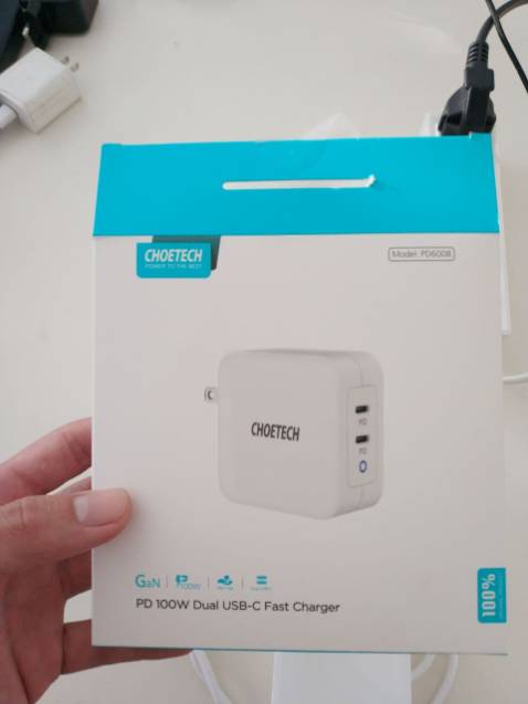 Cục sạc màu trắng rất đẹp, tặng kèm dây cáp C to C to nạc khá giống với sợ dây kèm Macbook =)). Mình *** với Laptop của mình rất ổn sạc nhanh như cục theo máy, chỉ hơi ấm nhẹ.