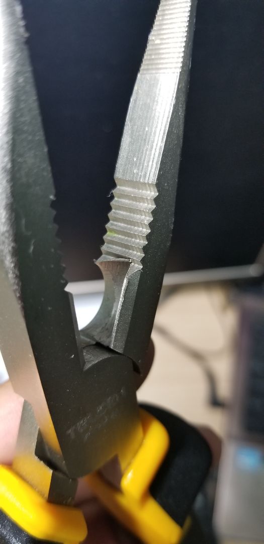 mới nhìn sơ qua thì mình thấy cũng ổn, tuy nhiên lúc cầm lên bóp thử thì thấy sượng, giống như đã để lâu ngày, không như mấy cái kềm mới khác. soi kỹ thì thấy đầu cắt bị cùn ko cắt được. cái này giống như lỗi từ khâu đúc. 

tay cầm nhựa cũng ko đã lắm. 

(hôm nay mình mua 2 cái kềm, tiki giao rất nhanh nhưng 2 cái kềm đều lởm. )