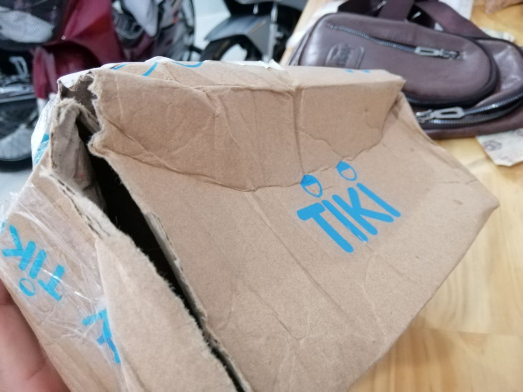 Rất bực bội về cách đóng gói này
Bên trong thì trống rỗng không có xốp chống sốc thì gói cái hộp to làm gì, như vậy náy bên trong càng bị sốc va đập nhiều hơn.
Tiki đóng gói hàng hay là shop đóng gói hàng... cái này đề nghị 2 bên xem lại. Giao một gói hàng 540k của khách mà đóng gói như để một khúc củi bên trong không có giá trị và thẩm mỹ nào cả. vậy giá trị mặt hàng mà shop đang bán và Tiki đang giao liệu rằng có gạt người mua hàng không. Thật khó hiểu cách đóng gói như vậy mà cũng làm ăn được ???