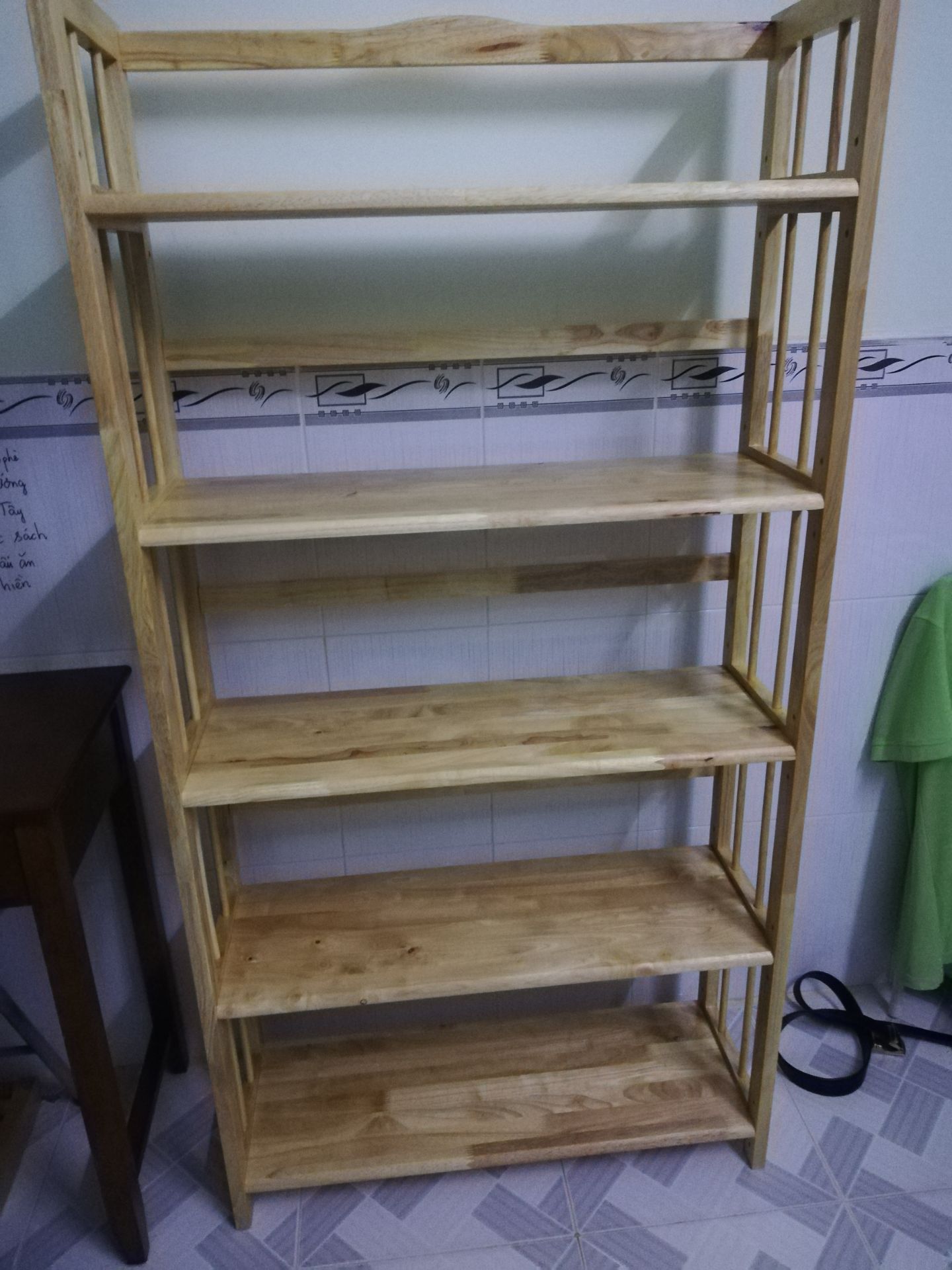 thấy cũng được chắc chắn, nhưng 4 chân ko bằng nhau nên khập khiễng nên phải kê chân.