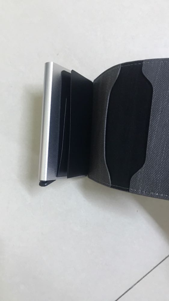 Ví hộp nhôm rất đẹp. Hộp sáng bóng, dày rất cứng cáp. Nhét thẻ vào chắc chắn khong lo bị rơi thẻ. Khi lấy ra có lấy gẩy thẻ ra theo thứ tự rất là tiện lợi luôn. Phần da may rất đẹp và chắc chắn, có chỗ để đựng tiền mặt nữa. Sản phẩm ok. Đáng mua.