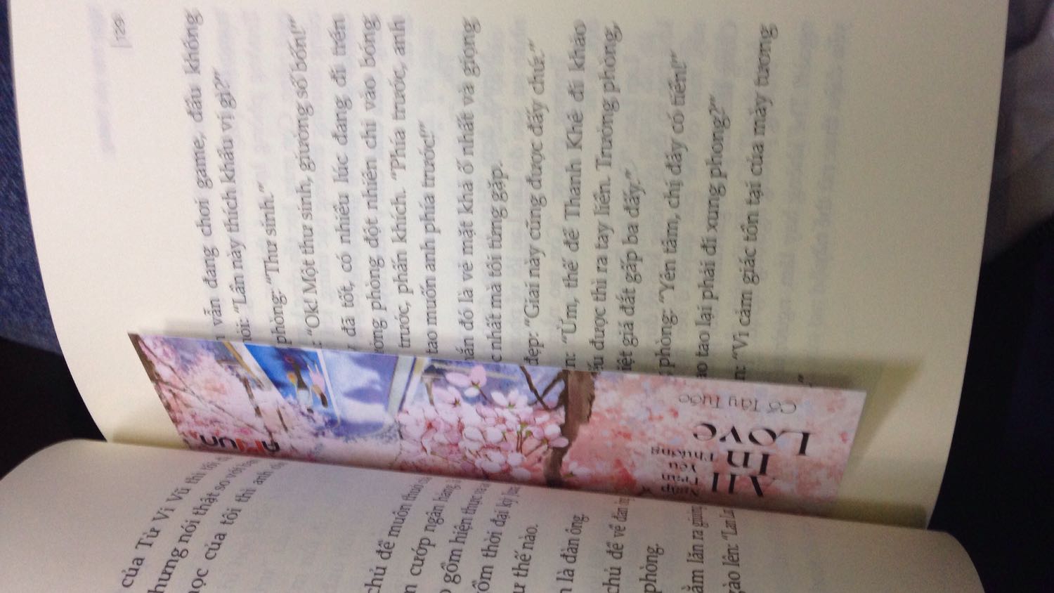 Sách rất đẹp và hay , nhưng quyển ' All in love bị móp một góc nhỏ và vỏ  bọc ngoài của quyển ' Thất tịch không mưa bị thủng vài chỗ nhỏ nhưng không sao ,bìa và bookmart siêu xinh luôn. Nội dung thì mik chưa đọc nên chưa biết...