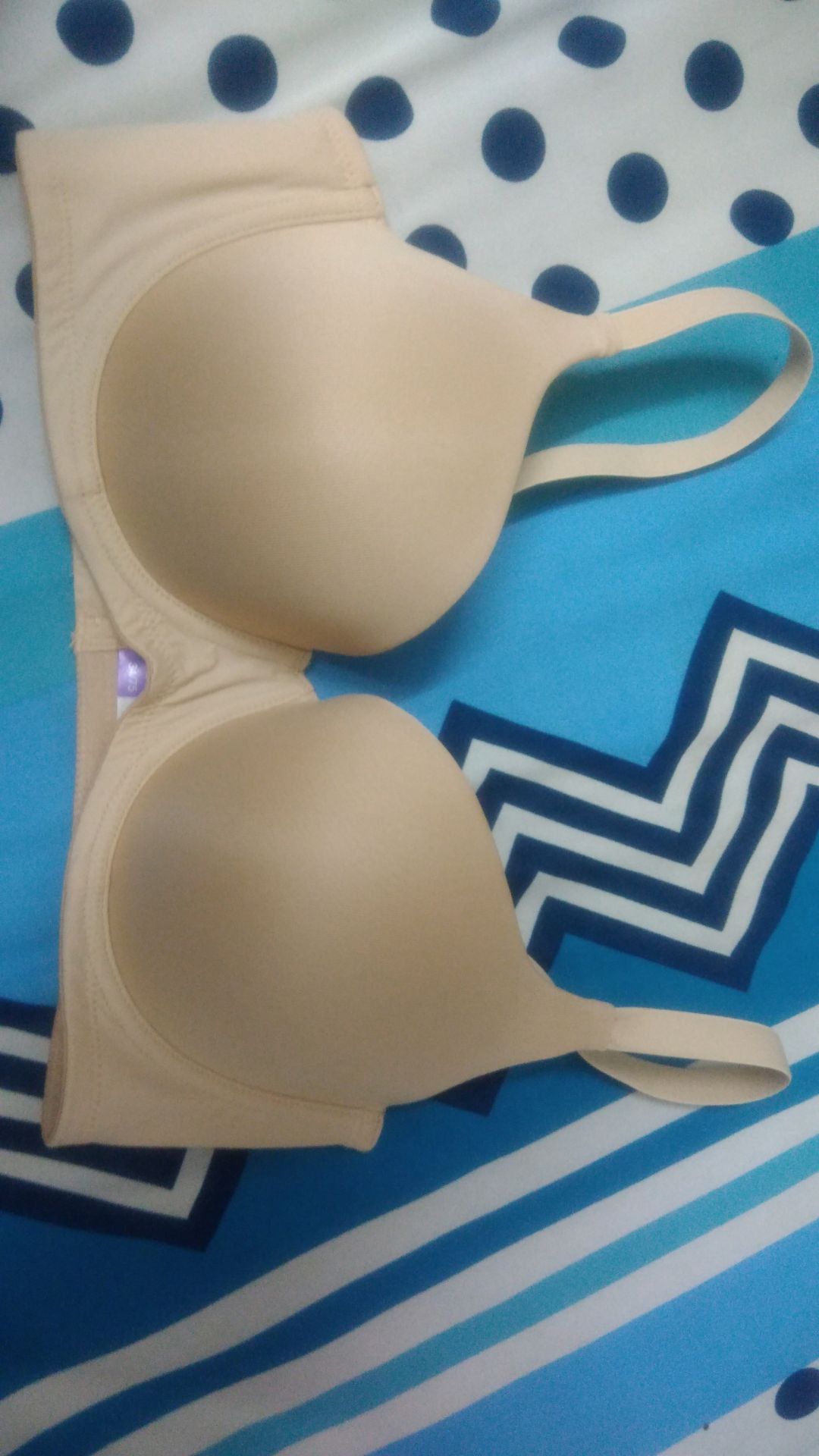 Bra này mặc ổn, kiểu dáng cũng phù hợp với người có ngực lớn. Có điều là nếu bỏ miếng mút ra thì áo hơi bị phùng hai bên nách, trông không gọn lắm. Nếu mặc có mút thì không bị phùng nhưng mình lại mặc hơi chật chút. Hơi buồn điểm này xíu, còn mọi thứ khác đều ổn. Tiki đóng gói và giao hàng vẫn tốt như mọi khi.