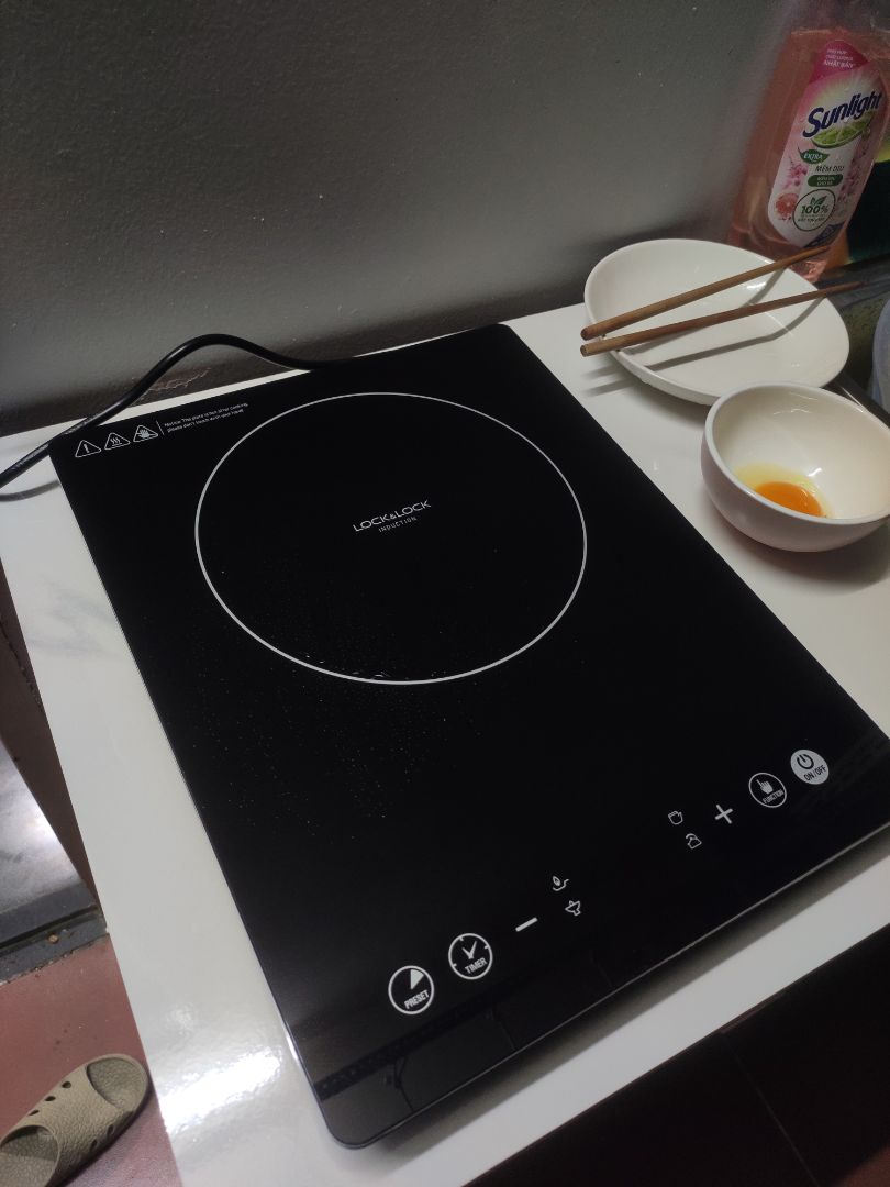 Bếp mỏng và nhẹ, trông không quá cồng kềnh và rất xinh. Có 4 chức năng cơ bản để nấu nhưng thực ra không quá quan trọng. Bếp hẹn giờ được nên nấu nướng rất tiện. Công suất cao, sôi nhanh, nấu gì cũng chỉ mất vài phút