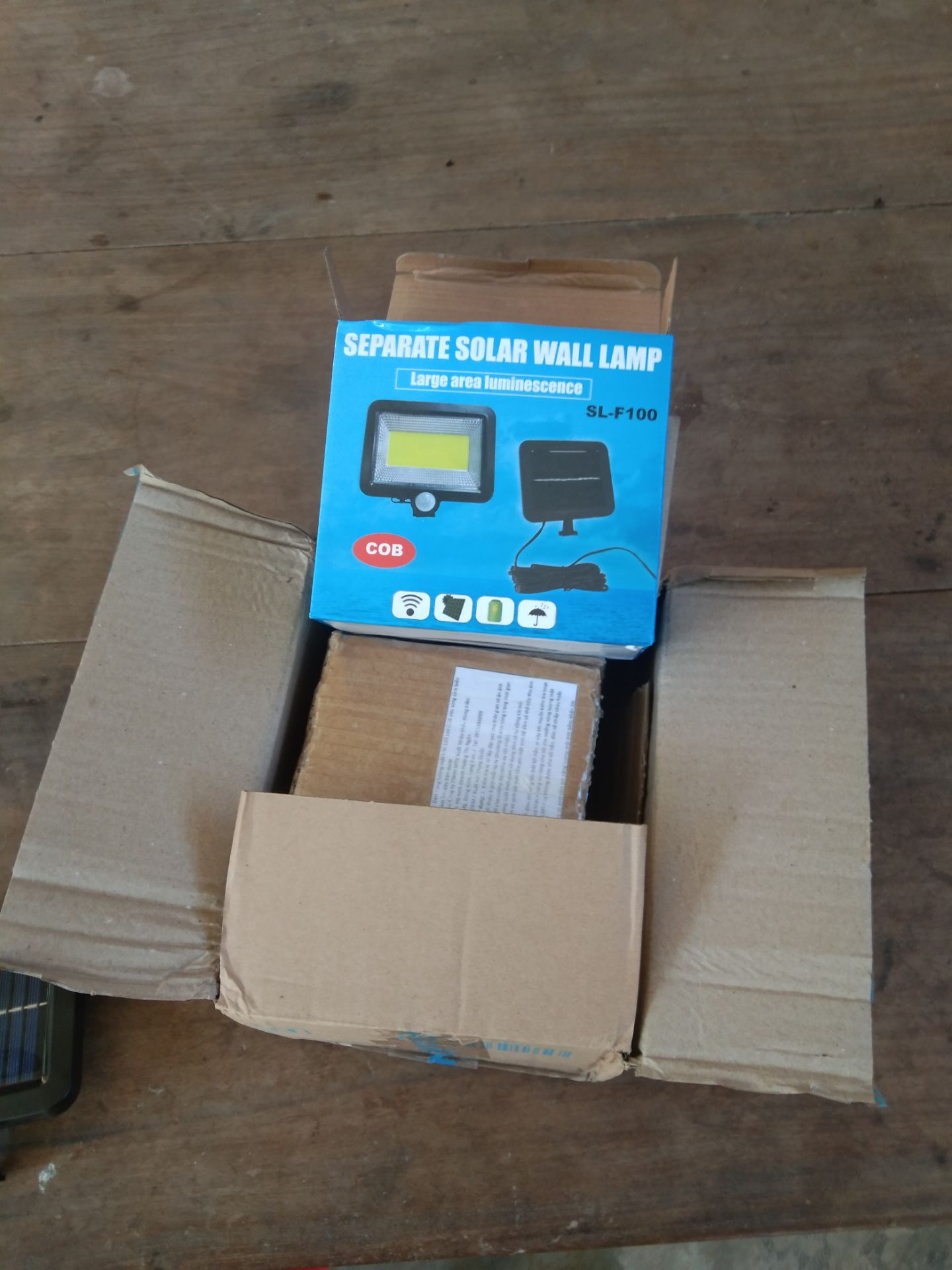 hàng đóng gói cẩn thân. mặt pin năng lương mặt trời bị trầy xước. chất lượng để trải nghiêm xem đã hàng đóng gói cẩn thân. mặt pin năng lương mặt trời bị trầy xước. chất lượng để trải nghiêm xem đã