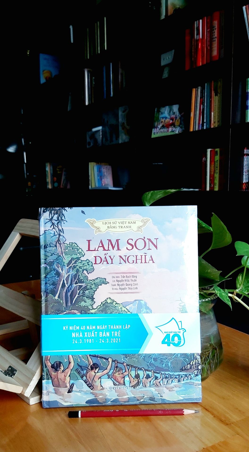 Thời gian hoạt động ở núi rừng Thanh Hóa là giai đoạn khó khăn nhất của khởi nghĩa Lam Sơn - vừa chống giặc Minh, vừa chống Ai Lao.  Đối mặt với sự vây *** của kẻ thù, nghĩa quân bao lần lâm vào thế hiểm nghèo: ba lần rút chạy lên núi Chí Linh, thiếu quân lương, binh sĩ hao hụt, quân tâm lung lay,... Dù vậy, nghĩa quân vẫn giương cao ngọn cờ kháng chiến, tin vào chiến thắng tương lai.
Sách đẹp như hình, bìa cứng, chất liệu giấy in đẹp. 
Dịch vụ Tiki luôn nhanh và tiện ích. Sách được đóng hộp chuyên nghiệp. Bạn giao hàng thân thiện.