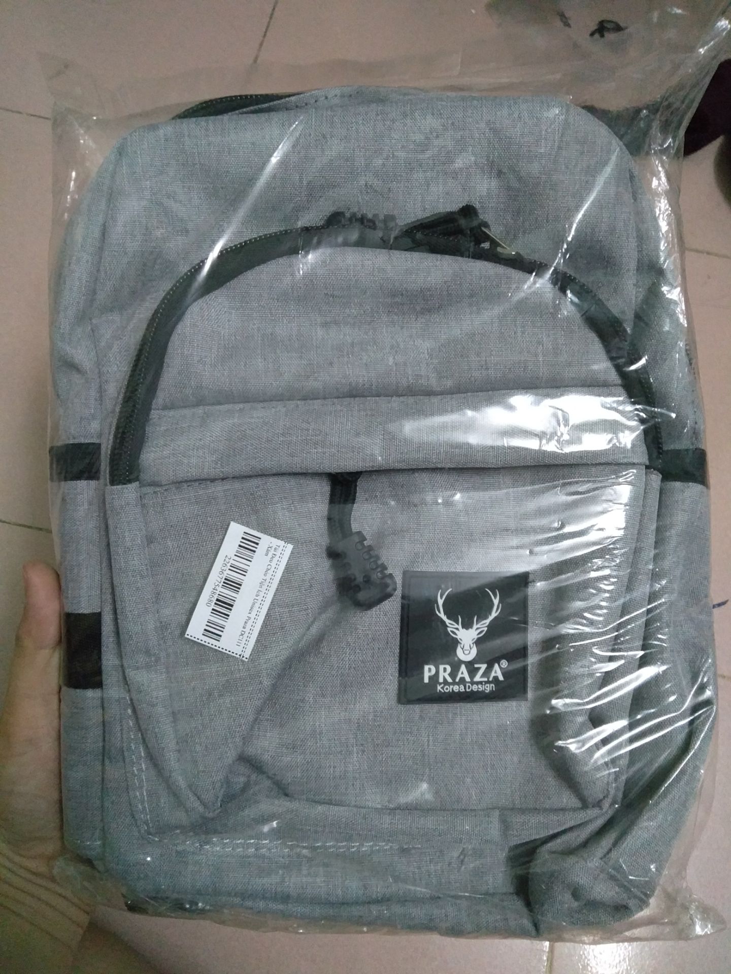 Giao hàng nhanh. mình đặt từ 3h sáng thì 15h đã giao tới.
Sp to hơn mình nghĩ, đựng vừa tablet 10.1 inch.  Ngăn đựng nước đựng vừa chai 500ml. Có rất nhiều ngăn nhỏ tiện dụng. Có thể đeo chéo hoặc tách ra thành 2 dây đeo như balo. Chất vải cứng cáp. Mình rất ưng ý với sp này