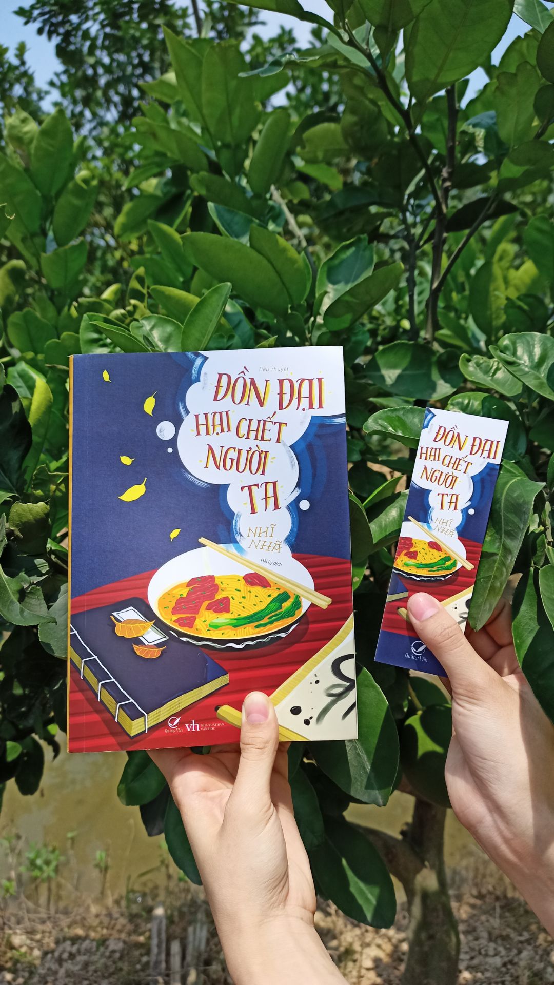 Trước hết truyện siêu hài, siêu đáng yêu, giá cũng siêu yêu nên mình đánh giá 5 ⭐. Tuy nhiên truyện lúc mình mua có màng bọc nhưng mà không hiểu sao mới đọc nó đã bị bong keo như vậy nên mình quyết định đánh giá 3⭐thôi. Xô đi bù lại mình đánh giá toàn bộ là 4⭐.