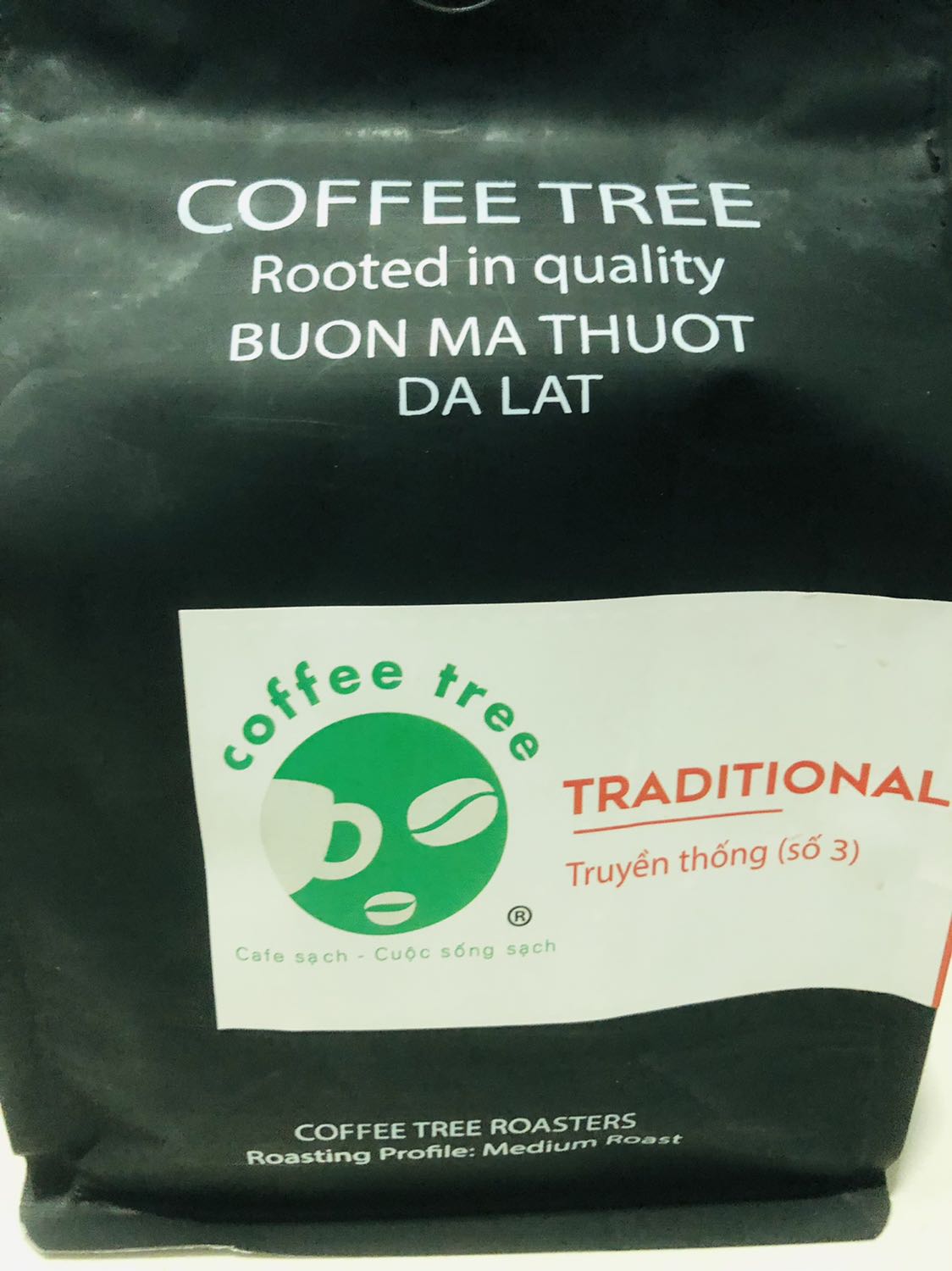 Bột cà phê mịn, màu nâu, có mùi dịu nhẹ khi mở gói.
Hương cà phê thơm dịu, màu cánh gián khi pha, sánh và ngon.
Vị số 3 đậm đúng chất. 
Giao hàng nhanh, đóng gói đẹp.