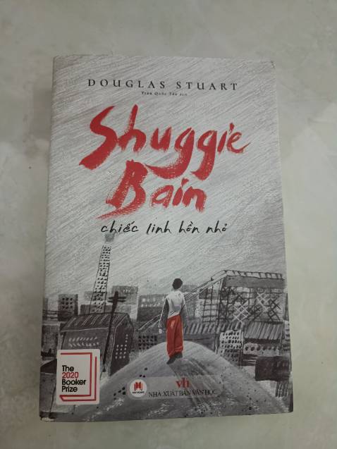 Mình mua lâu rồi mà lười đanh giá. Sách không có gì để chê, sách có 1 lớp bìa áo, mình còn được tặng bookmark nữa.