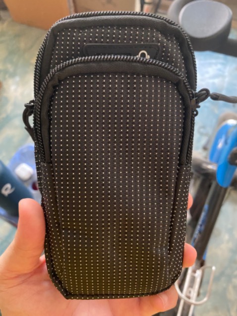 Hàng giống mẫu. Chất lượng tương đối, đường may thấy cũng ổn. Nói chung giá tương đối thấp mà vậy là cũng ok rồi 👍 Đựng vừa điện thoại tầm 6.5 inch á ae, tui đựng vừa 2 con iphone 11 pro max, túi ngoài có thể bỏ chìa khóa hoặc tai nghe.