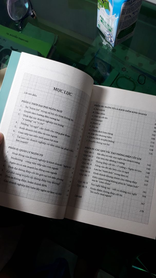 Sản phẩm có hơi ố vàng một chút nhg hình thức đẹp, nhg theo mình thì nội dung hơi nhàm, ko có gì nổi bật cả...