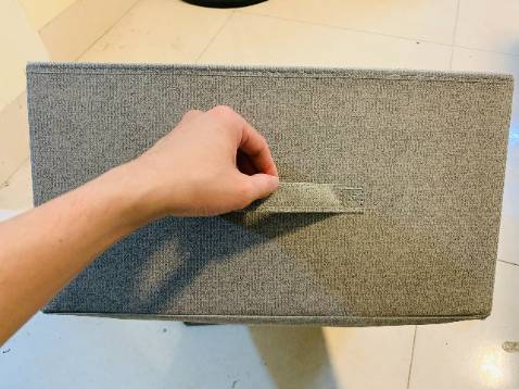 Màu sắc đẹp. Nó kiểu như màu be hoặc màu xám ghi mình nghĩ gọi thế nào cũng đều được, mình đặt khoảng gần 2 ngày thì nhận được hàng. Hộp cứng cáp, tiện lợi, dùng rất thích, tuy nhiên nên để đồ khô ráo, vì chất vải này không ưa ẩm, do vậy mọi người nhớ để đồ văn phòng, hoặc quần áo khô, hoặc đồ lót cho vào hộc tủ cũng được nha! 

Mình trước cũng mua dòng sản phẩm túi thụy điển tương tự của shop Amazon này, đúng là dân sành chơi thì lấy loại này, nó hơi đơn sắc nhưng trông rất nhã nhặn lịch sự, có màu Nâu cafe với Màu Ghi (Màu kem, hoặc màu be). Mỗi loại có ưu điểm riêng, mình thì thích kiểu dáng phong cách này! 
Tiki đóng gói kỹ lưỡng, mình tìm mua trên các sàn khác gần như loại này không có, nay may mà tìm được!! Hàng vải không mùi, ko bám bụi. Đựng được nhiều đồ. Tuy nhiên hạn chế đồ nhọn các kiểu. Chấm cho shop và sp này 5 sao! kekeke